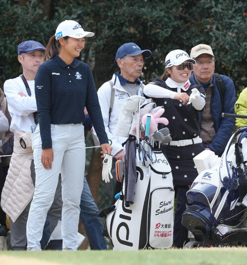 談笑する神谷（左）と佐久間（撮影・足立雅史）