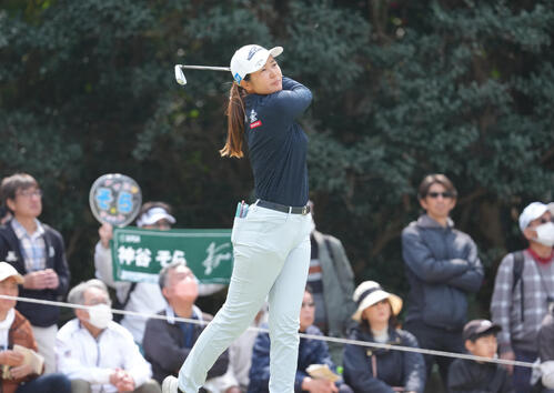 6番、ティーショットを放つ神谷（撮影・足立雅史）