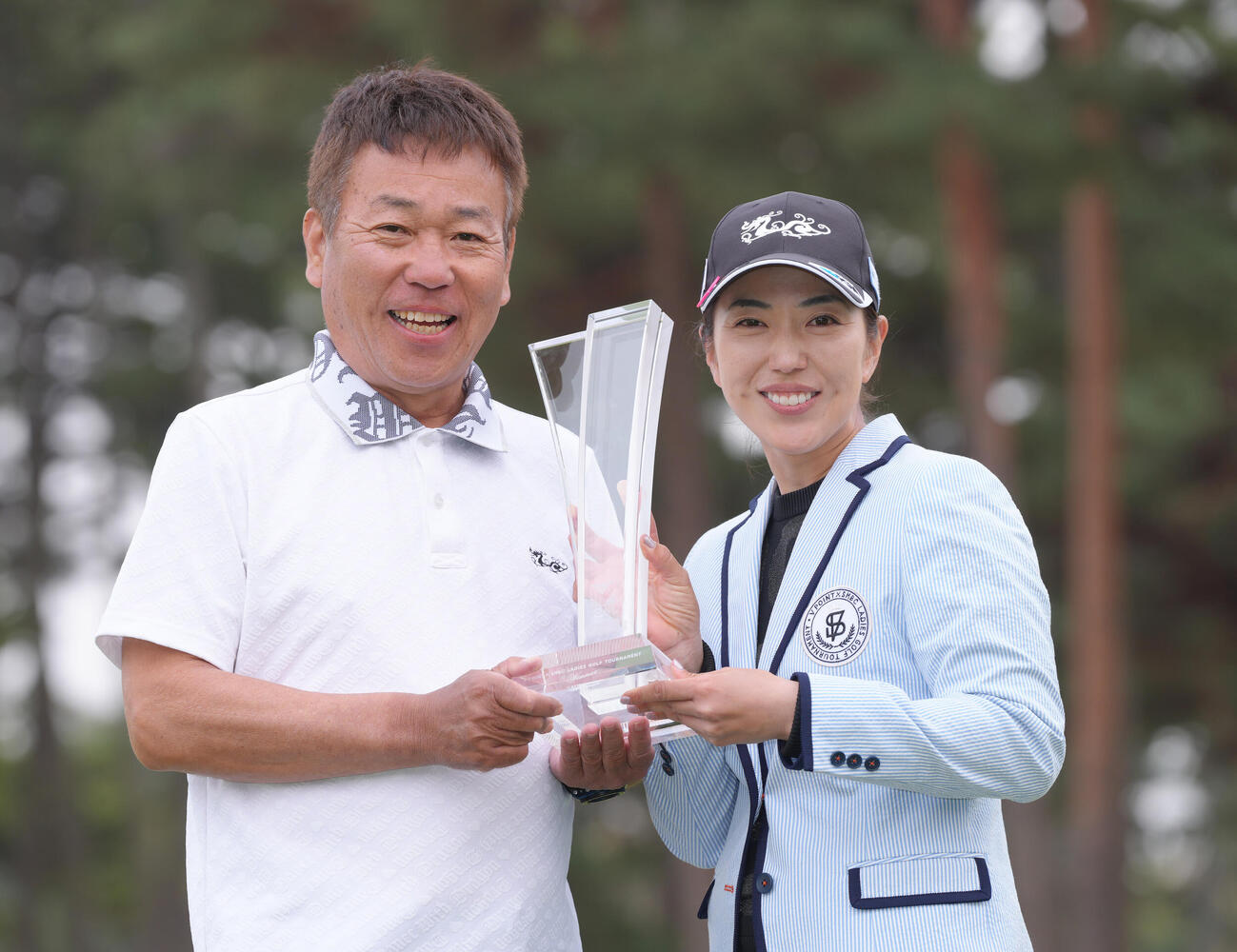 優勝した笠りつ子（右）はキャディーの父清也さんと笑顔で記念撮影（撮影・足立雅史）
