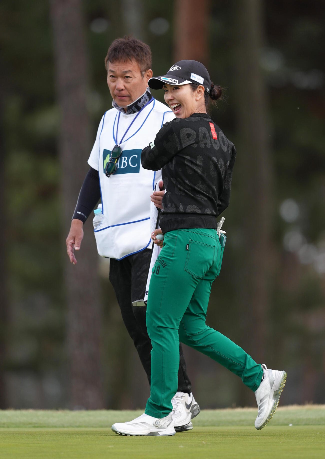 優勝し、喜ぶ笠りつ子（右）。左はキャディーの父清也さん（撮影・足立雅史）