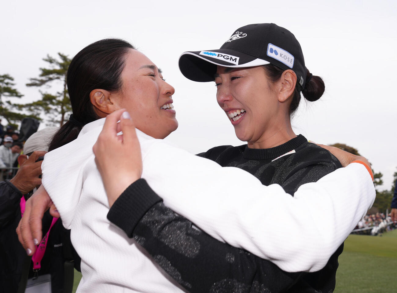 優勝した笠（右）は木戸と抱き合う（撮影・足立雅史）