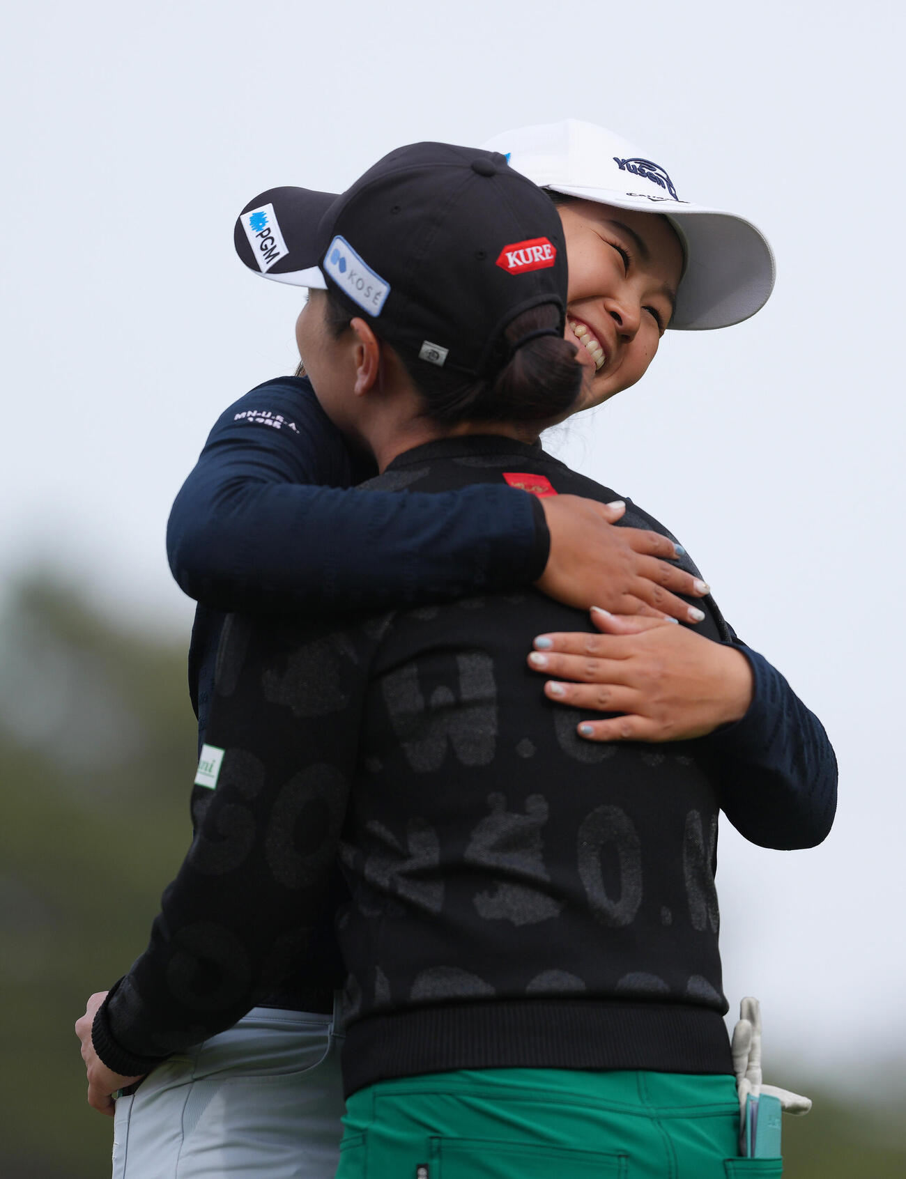 優勝した笠（手前）と笑顔で抱き合う神谷（撮影・足立雅史）