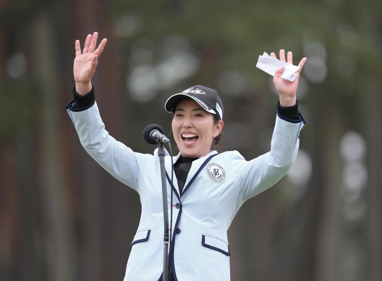 優勝インタビューで笑顔を見せる笠（撮影・足立雅史）