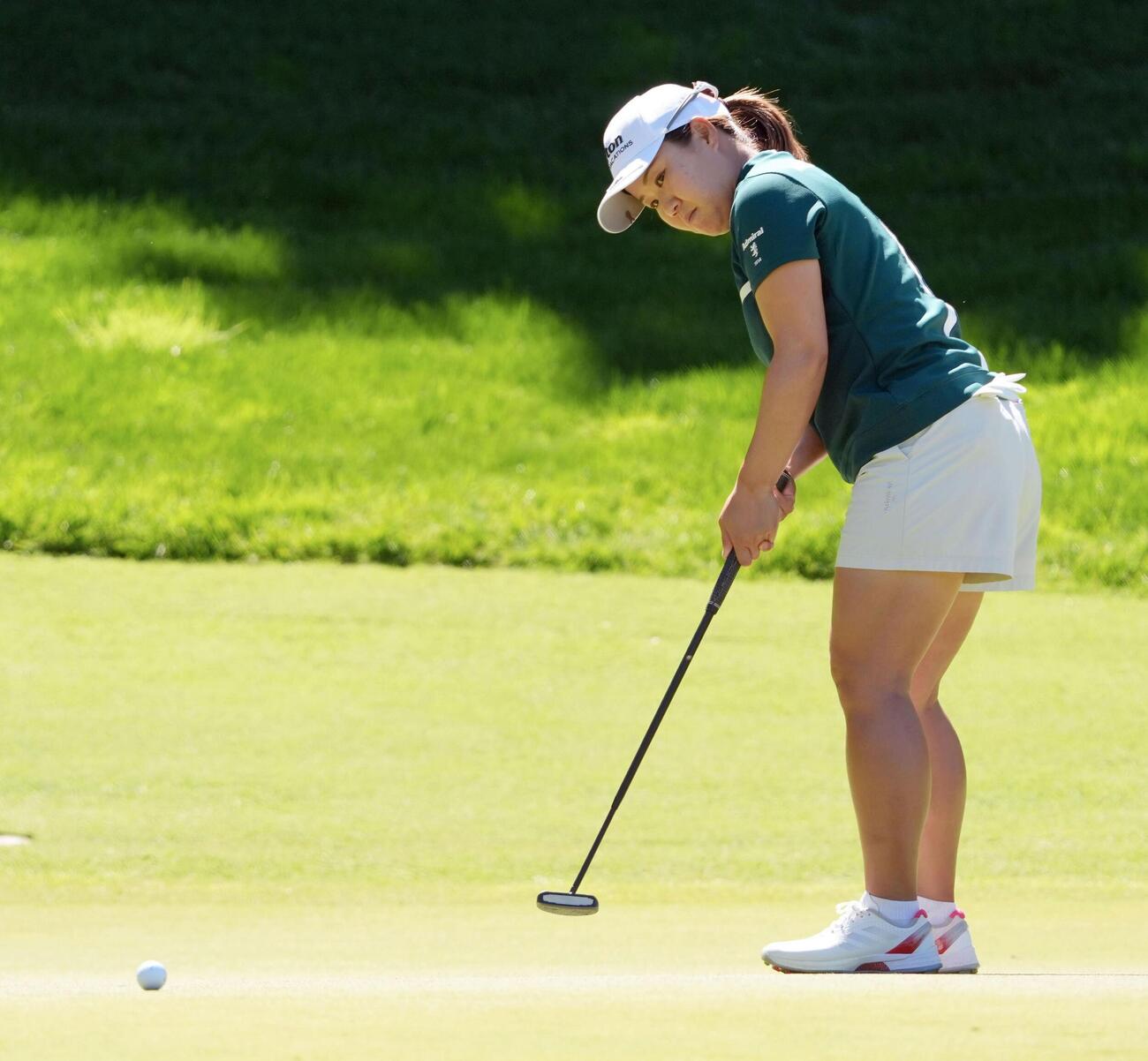 最終ラウンド、2番でバーディーパットを決める畑岡奈紗。通算10アンダーで5位（共同）