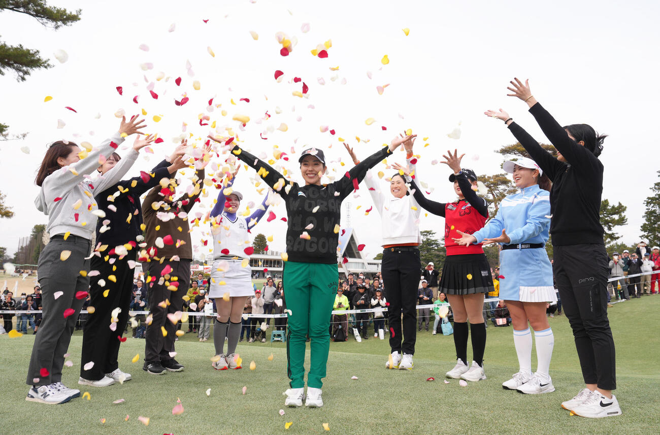 優勝し、フラワーシャワーで祝福させる笠（撮影・足立雅史）