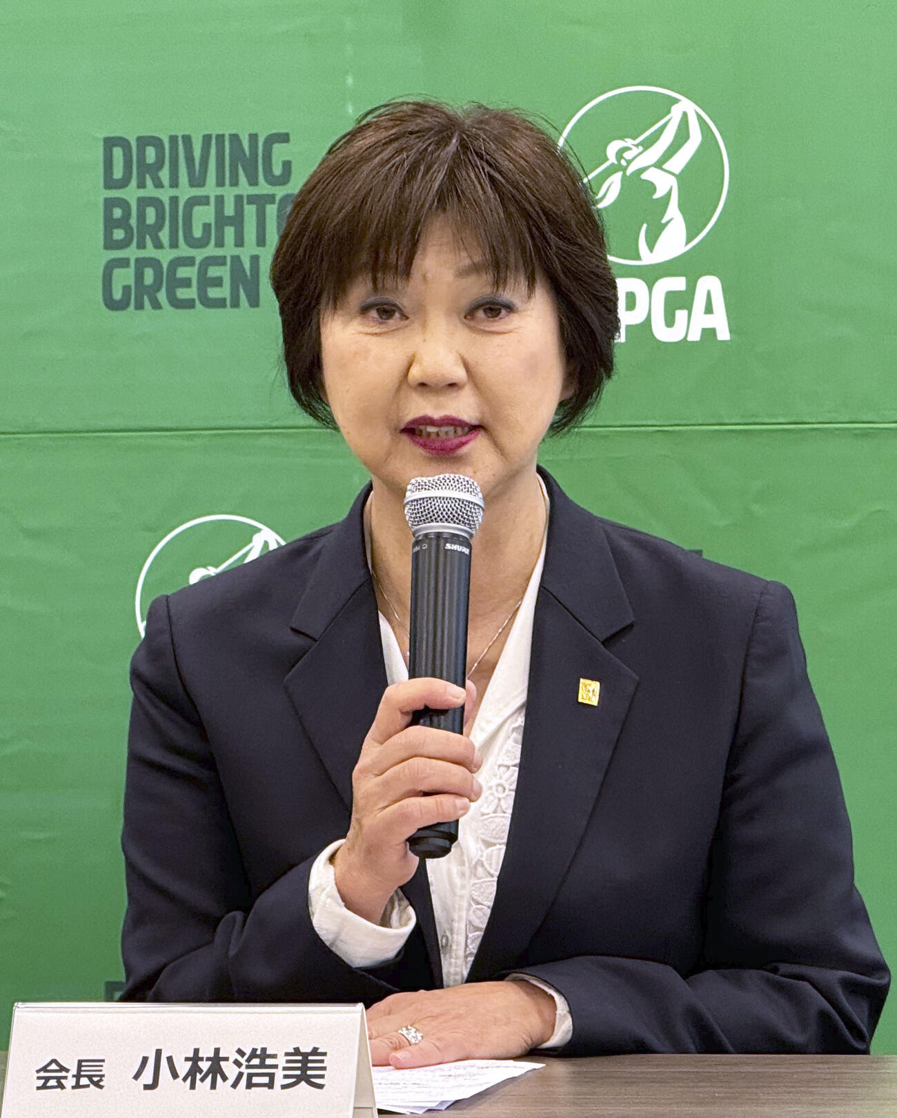 記者会見する日本女子プロゴルフ協会の小林浩美会長（共同）