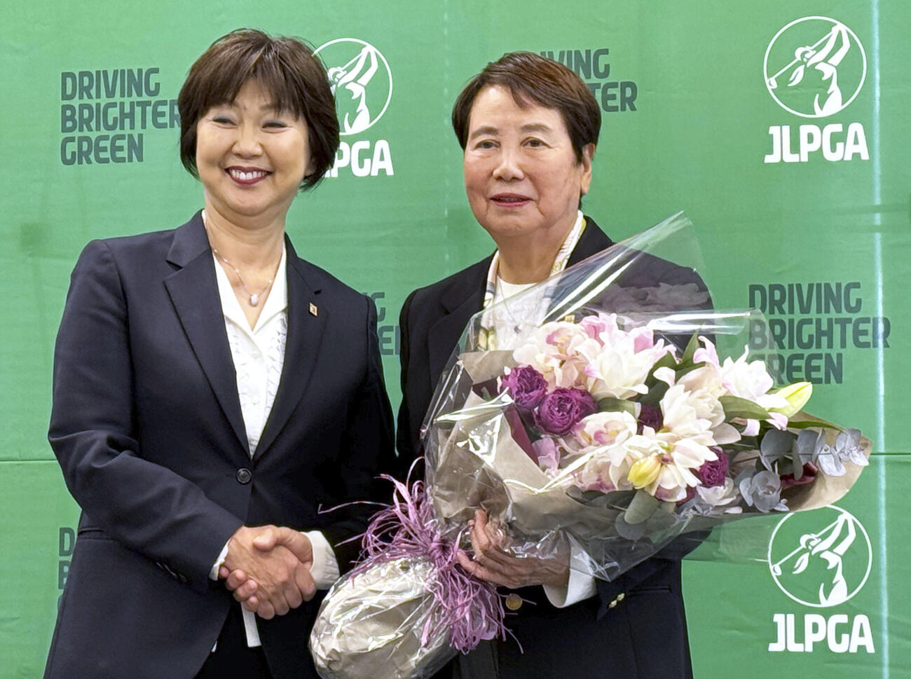 退任セレモニーで撮影に応じる日本女子プロゴルフ協会の樋口久子顧問。左は小林浩美会長（共同）