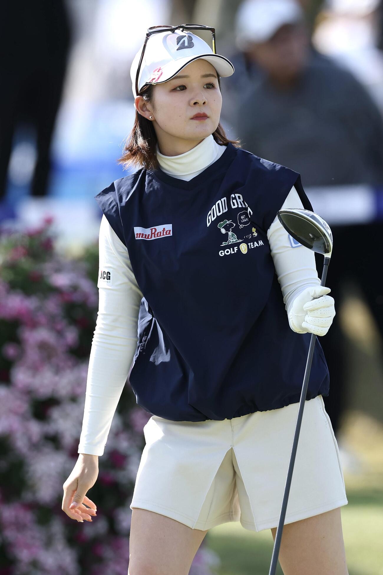 10番、ティーショットに臨む川崎（撮影・前田充）