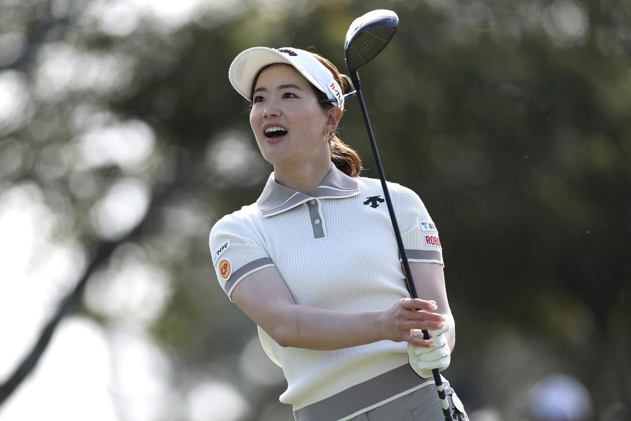 1番、ティーショットを放つ青木香（撮影・前田充）