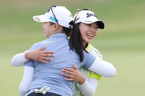 18番、柏原（左）と笑顔で抱き合いホールアウトする菅（撮影・前田充）