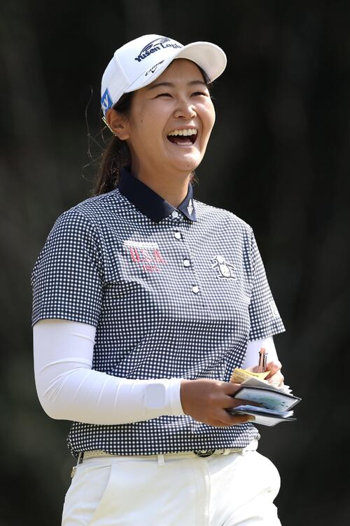 4番、笑顔で第2打へ向かう神谷（撮影・前田充）