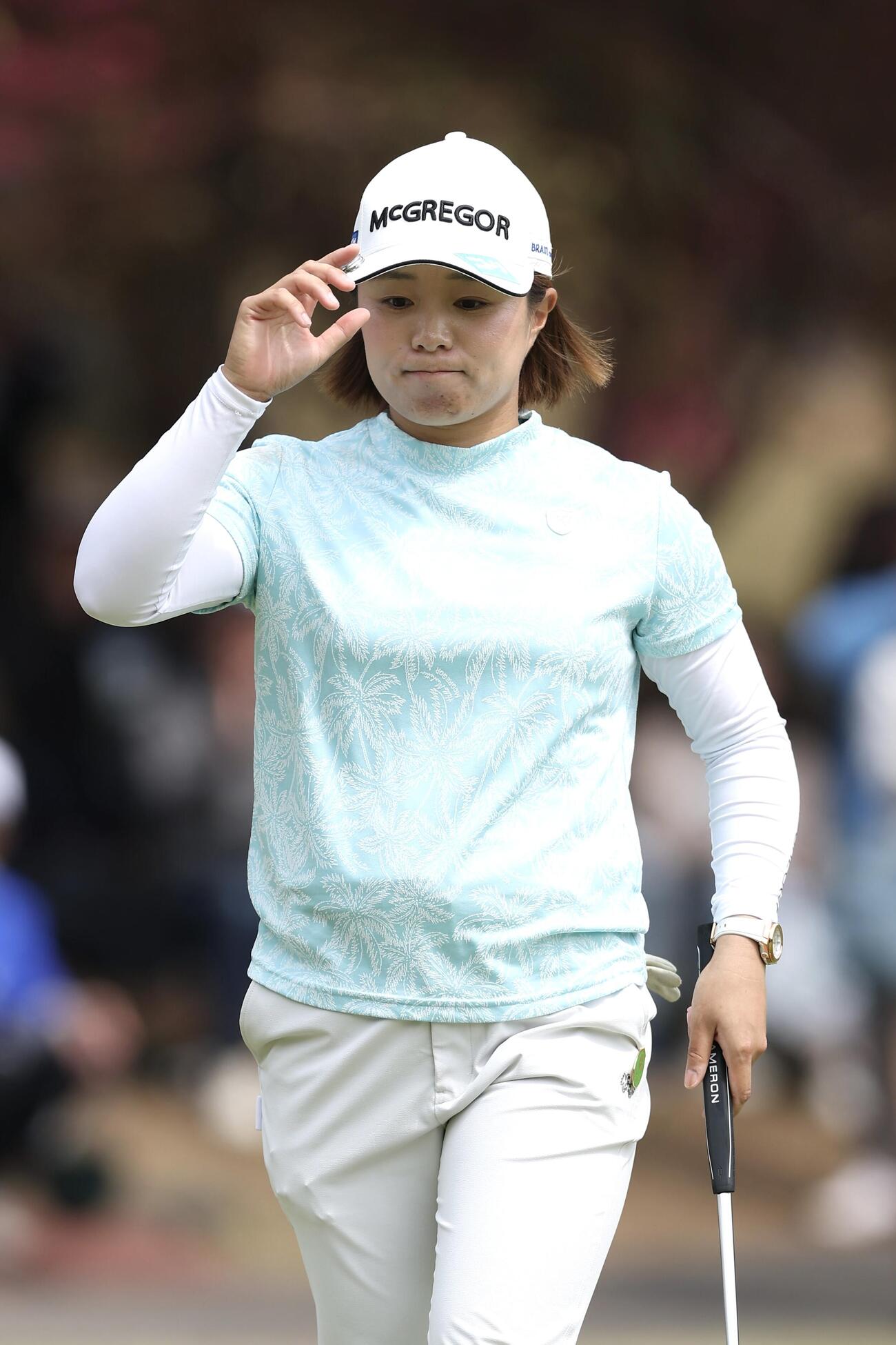 16番、バーディーパットを沈め歓声に応える永峰（撮影・前田充）