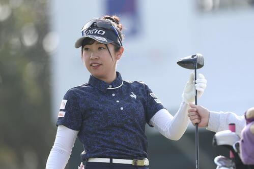 1番、ティーショットを放ち打球を見つめる菅沼（撮影・前田充）