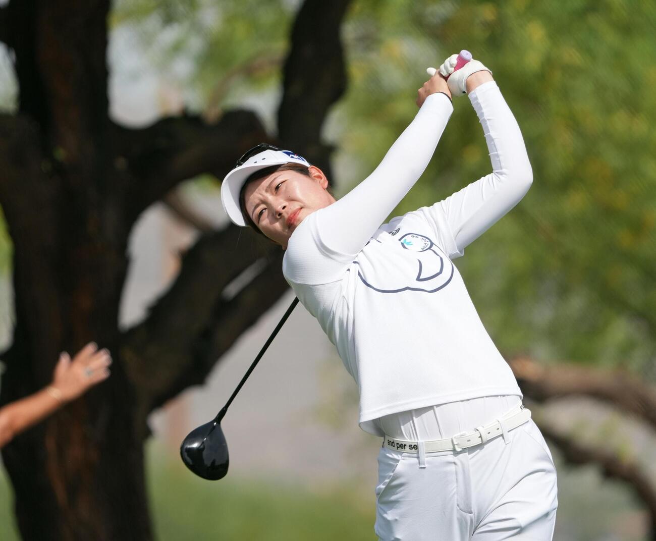 最終ラウンド、2番でティーショットを放つ桜井心那。通算5アンダーで69位（共同）