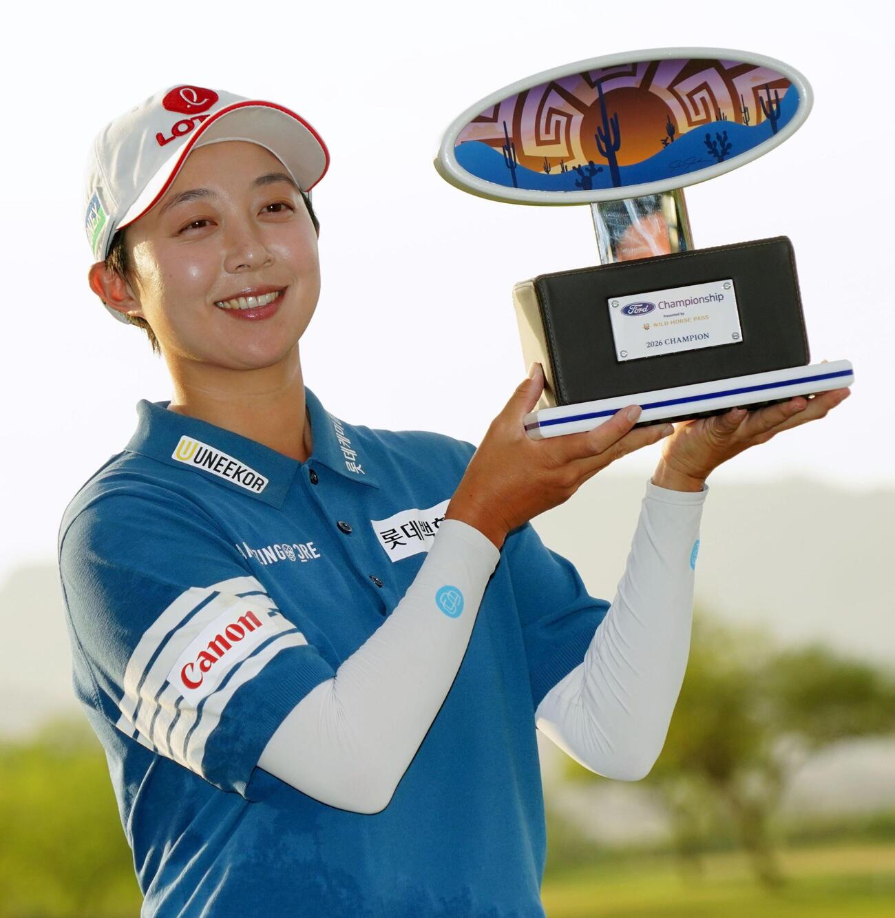通算28アンダーで優勝し、トロフィーを掲げるキム・ヒョージュ（共同）