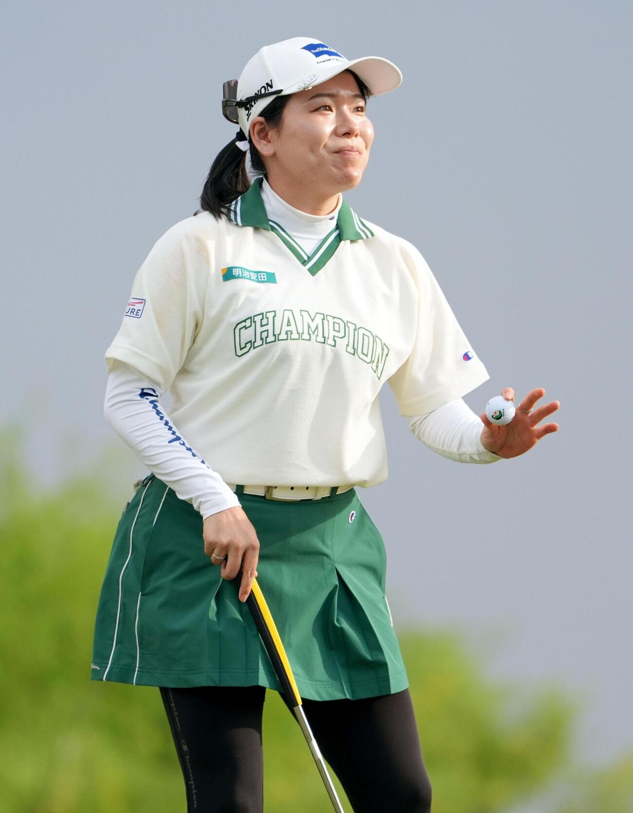 最終ラウンド、17番でバーディーパットを決め、拍手に応える勝みなみ。通算23アンダーで3位（共同）