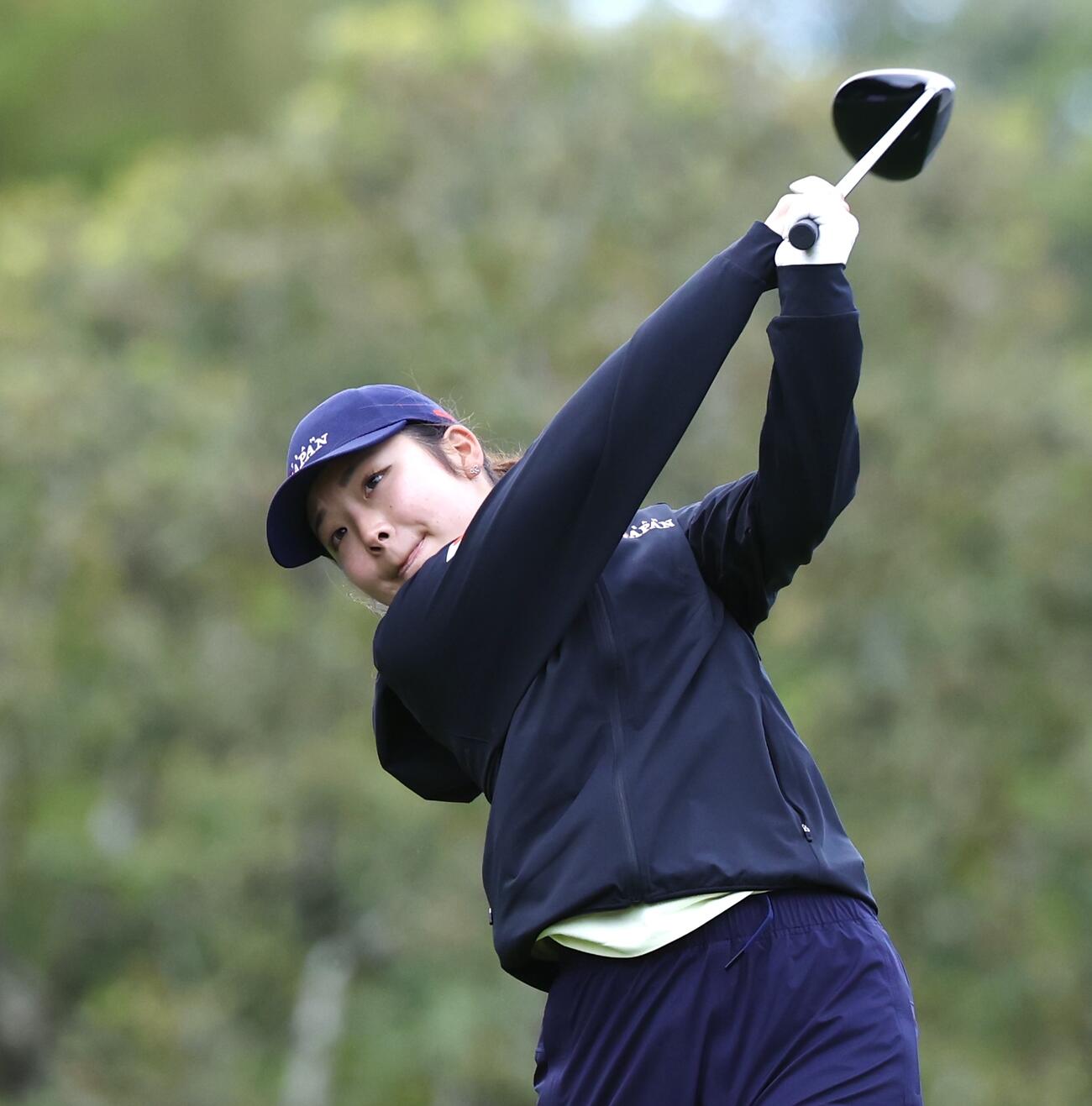 1番、ティーショットを放つ佐藤涼音（撮影・宮地輝）