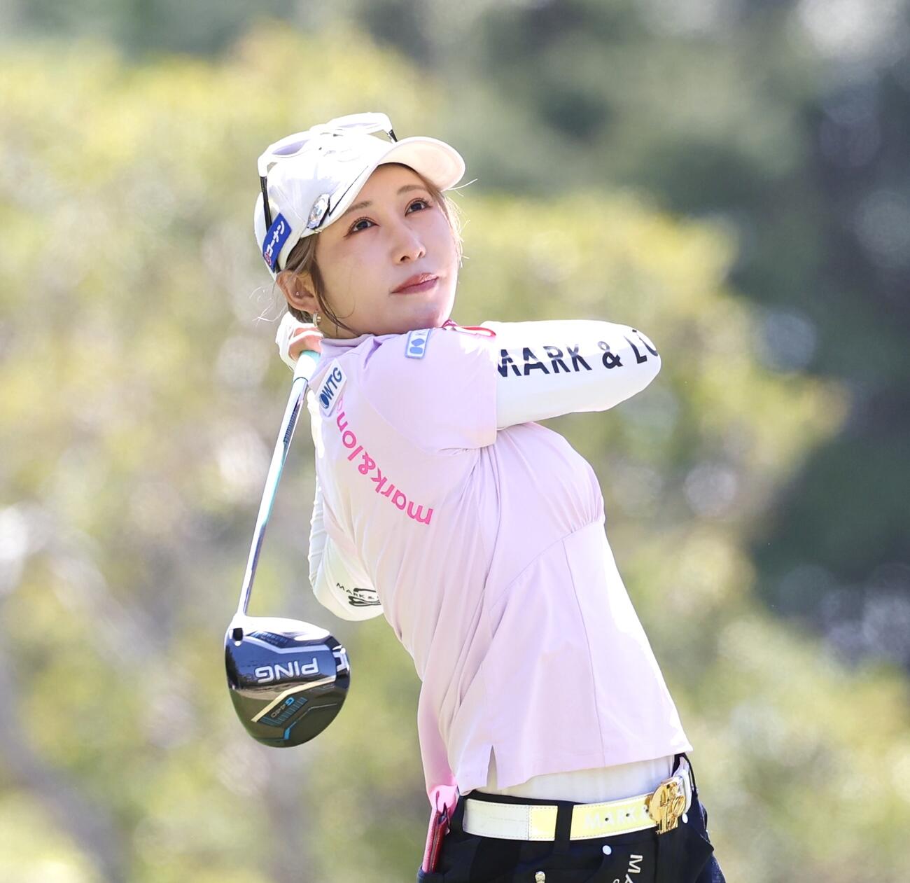 1番、ティーショットを放つ金田久美子（撮影・宮地輝）