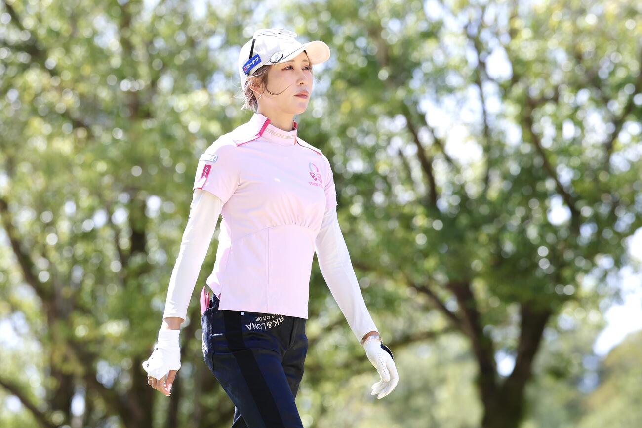 1番、ティーショットを放った金田久美子（撮影・宮地輝）