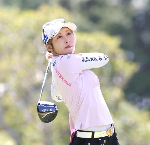 1番、ティーショットを放つ金田久美子（撮影・宮地輝）
