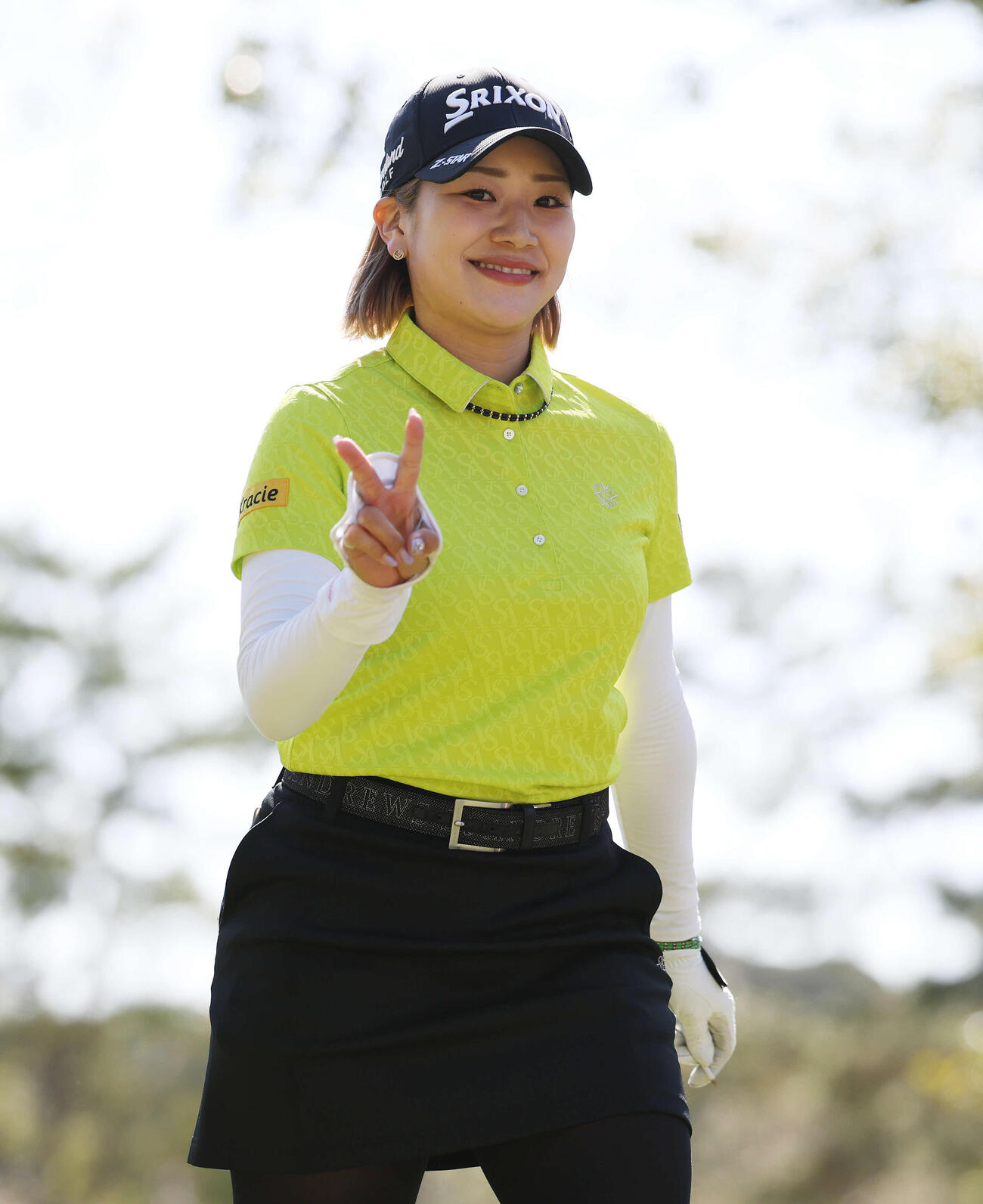 笑顔でピースする安田彩乃（撮影・宮地輝）