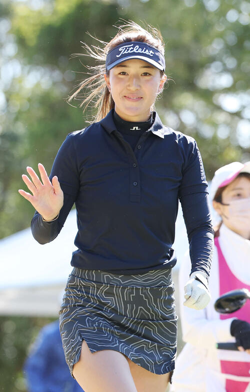 笑顔で手を振る横山翔亜（撮影・宮地輝）