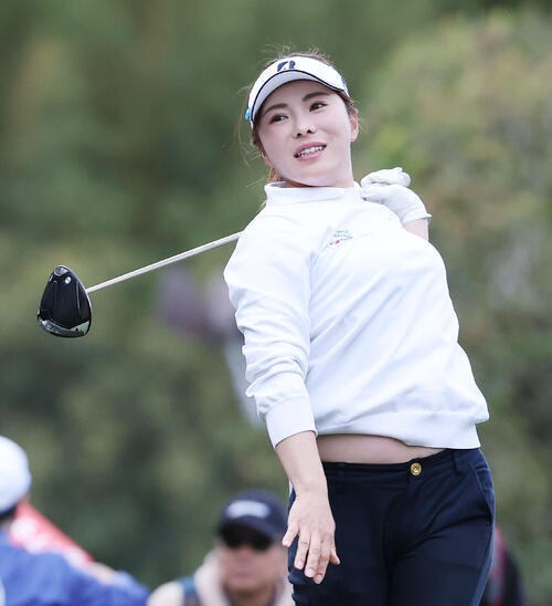 1番、ティーショットを放つ堀奈津佳（撮影・宮地輝）