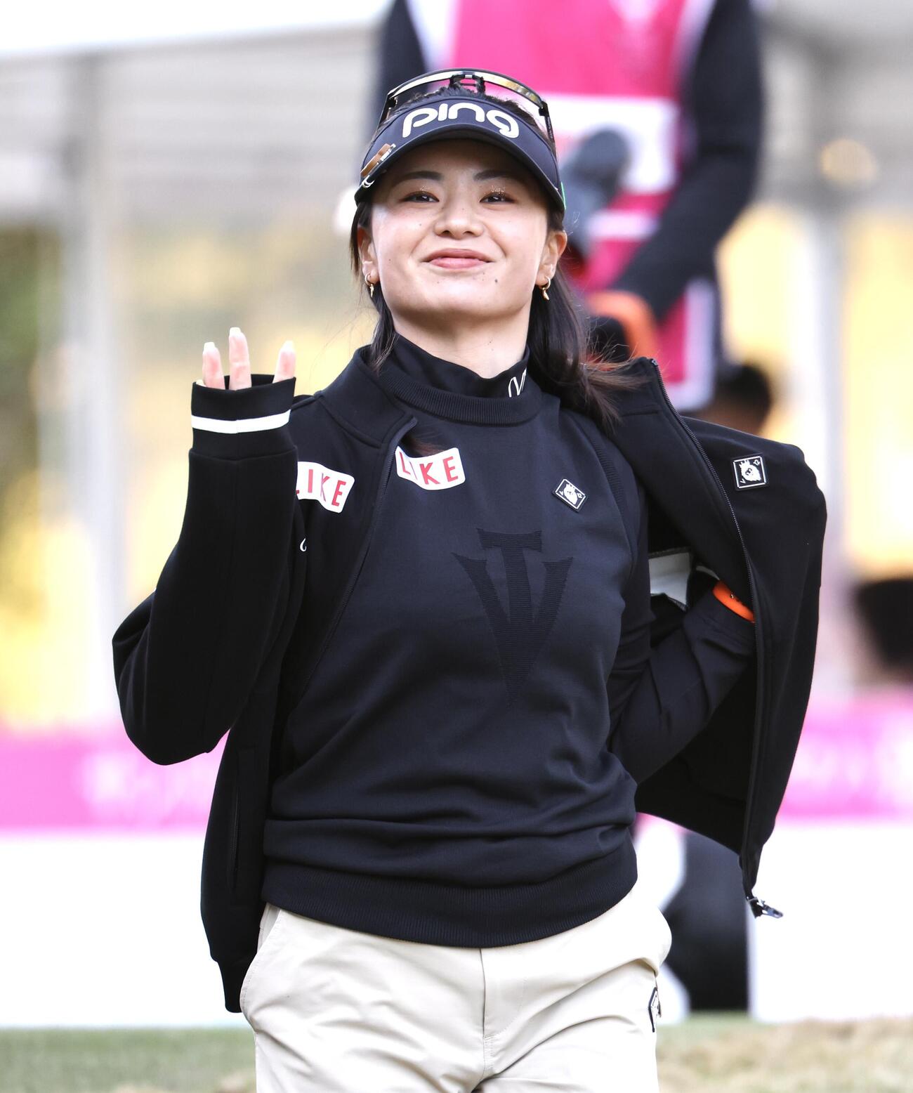 笑顔で手を振る藤田かれん（撮影・宮地輝）