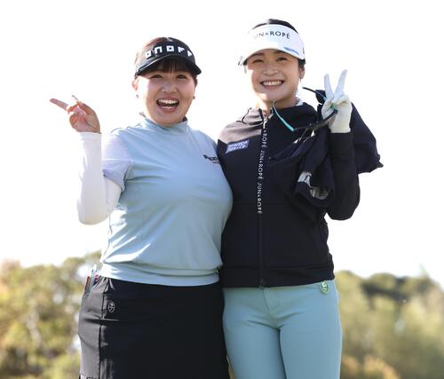 笑顔でピースする小林光希（左）と三ケ島かな（撮影・宮地輝）