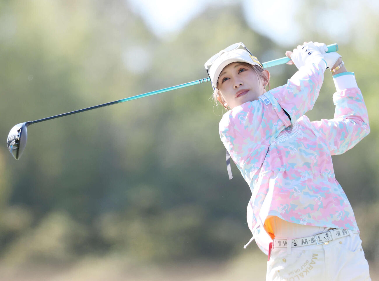 10番、ティーショットを放つ金田久美子（撮影・宮地輝）