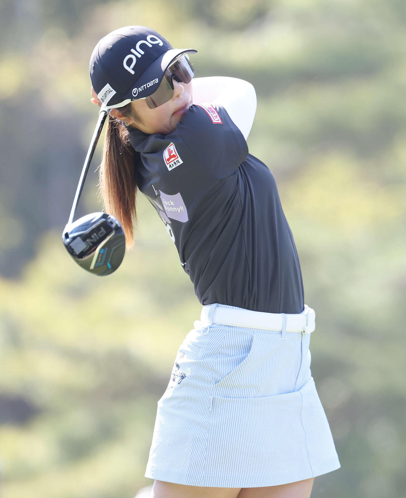 13番、ティーショットを放つ佐久間朱莉（撮影・宮地輝）