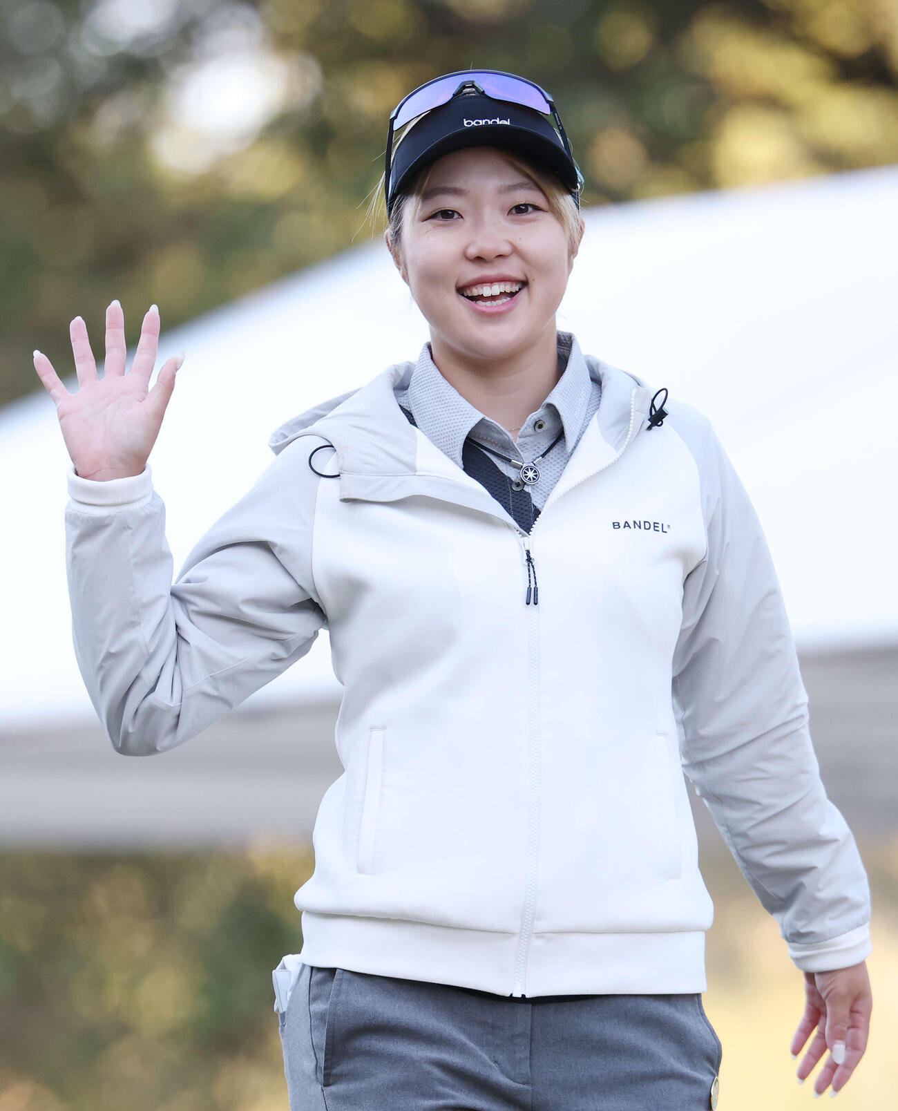 笑顔で手を振る佐田山鈴樺（撮影・宮地輝）