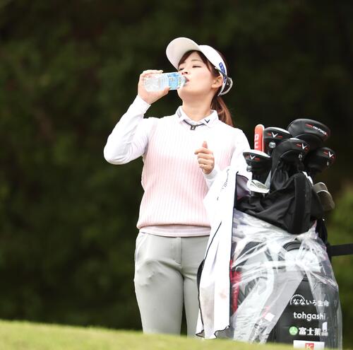 水分補給する政田夢乃(撮影・宮地輝)
