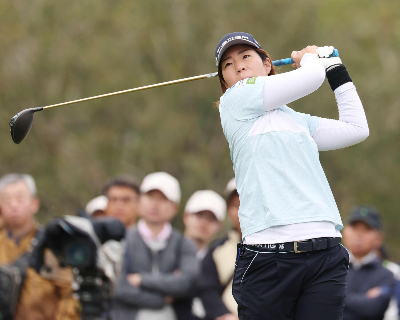 1番、ティーショットを放つ穴井詩（撮影・宮地輝）
