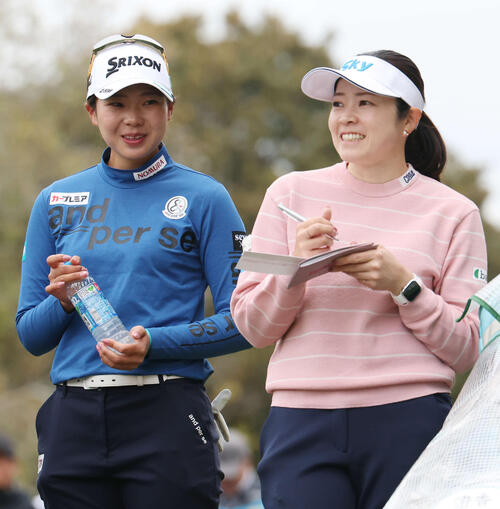 談笑する菅楓華(左)と仲宗根澄香(撮影・宮地輝)