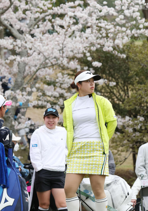 17番、ティーショットを待つ荒木優奈(左)と仲村果乃(撮影・宮地輝)