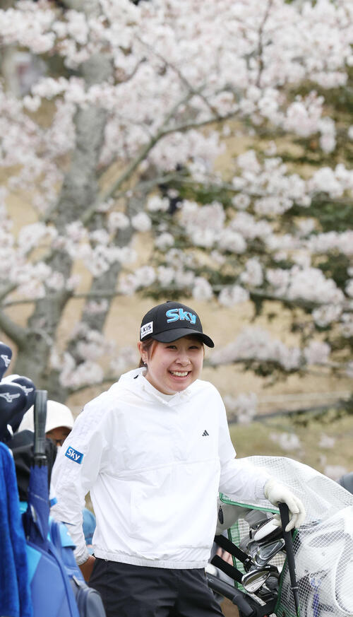 17番、笑顔でティーショットを待つ荒木優奈(撮影・宮地輝)