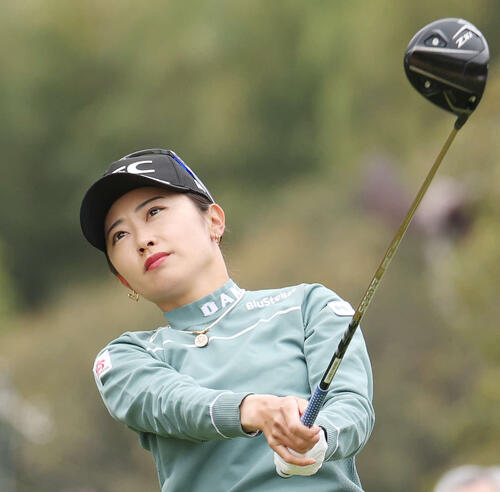 1番、ティーショットを放つ安田祐香(撮影・宮地輝)