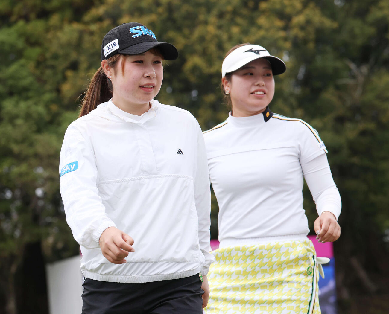 3日目を終えトータル7アンダーで首位タイの荒木優奈（左）と仲村果乃（撮影・宮地輝）