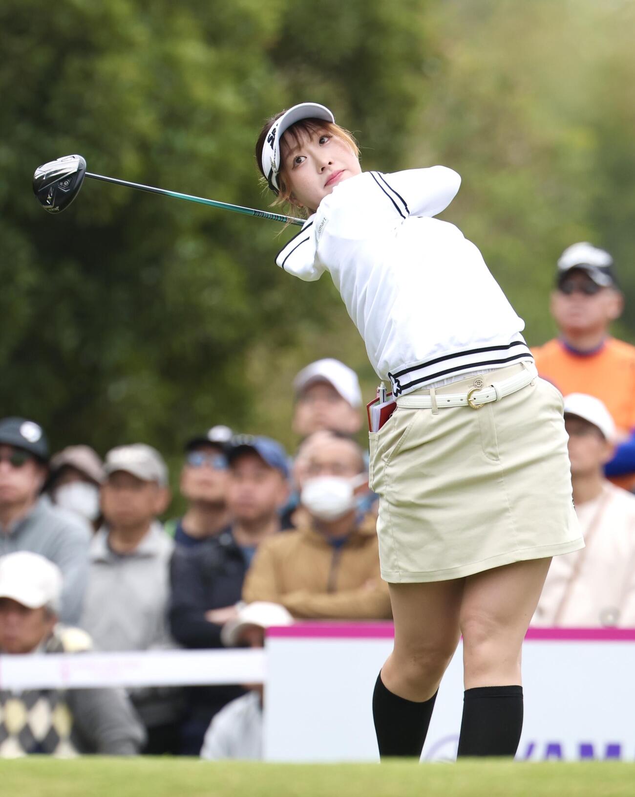 1番、ティーショットを放つ都玲華（撮影・宮地輝）