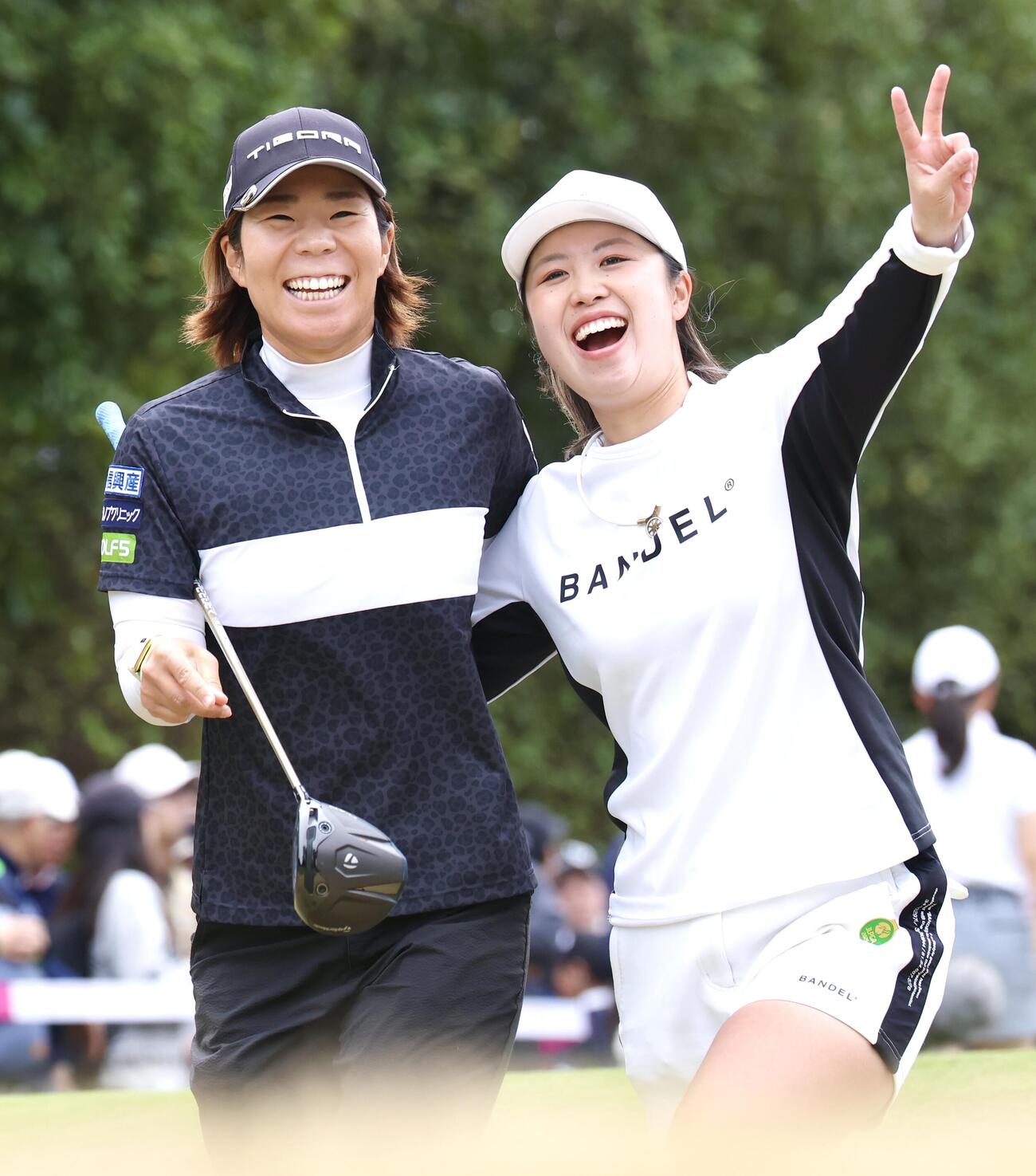笑顔を見せる穴井詩（左）と上野菜々子（撮影・宮地輝）