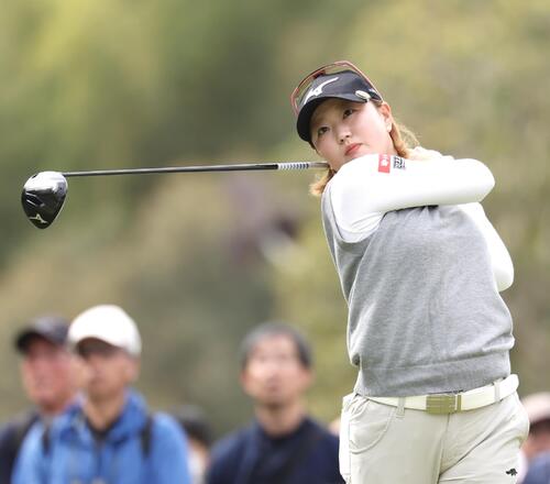 1番、ティーショットを放つ奥山純菜（撮影・宮地輝）