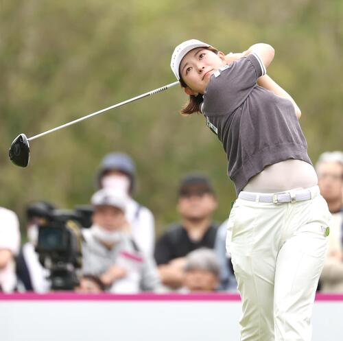 1番、ティーショットを放つ吉川桃（撮影・宮地輝）