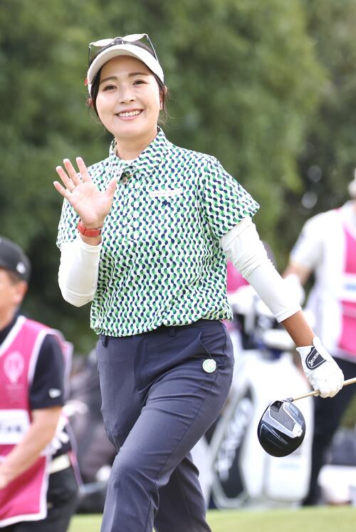 笑顔で手を振る青木瀬令奈（撮影・宮地輝）