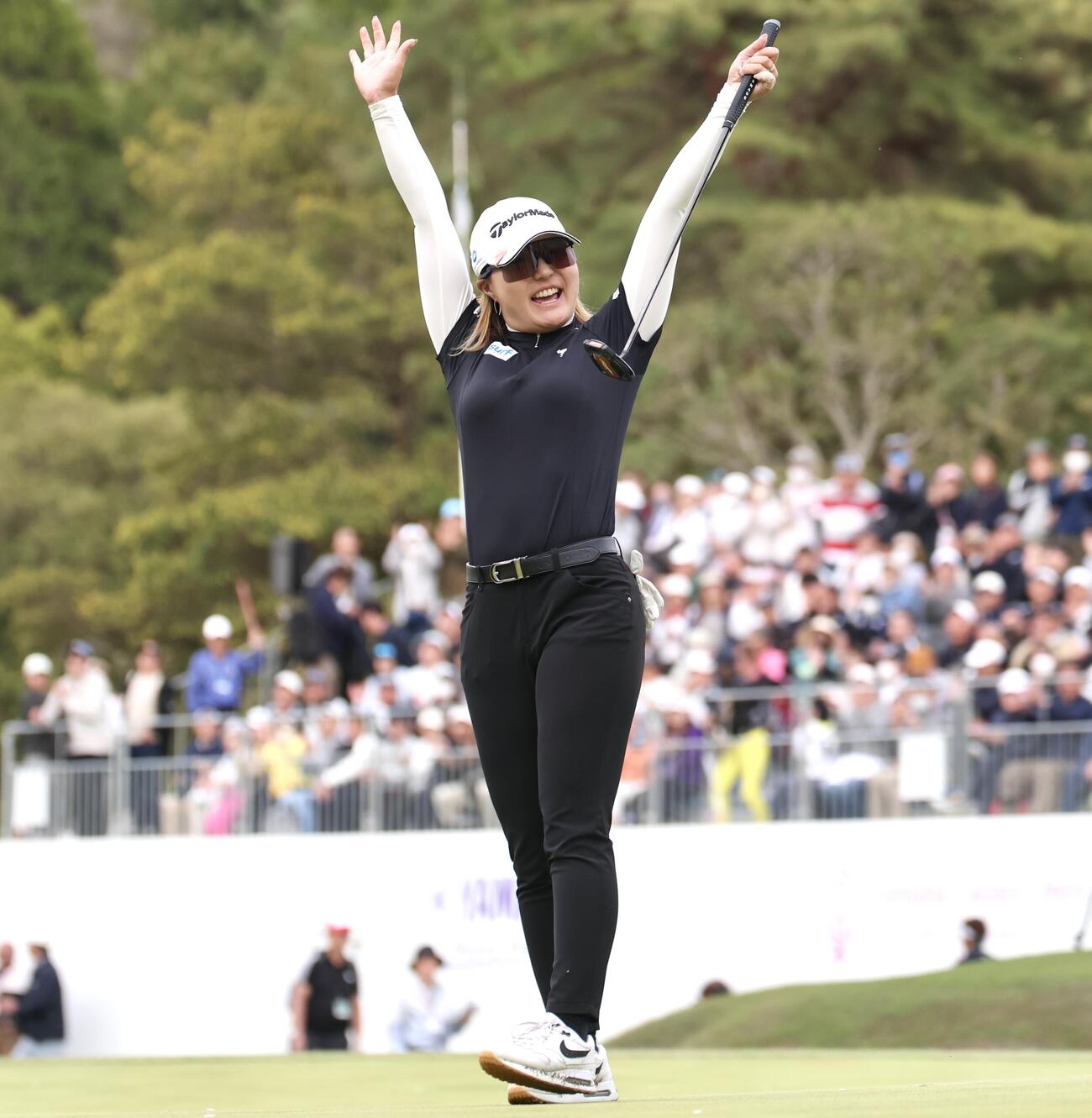 プレーオフを制し優勝を決め、歓喜する高橋彩華（撮影・宮地輝）