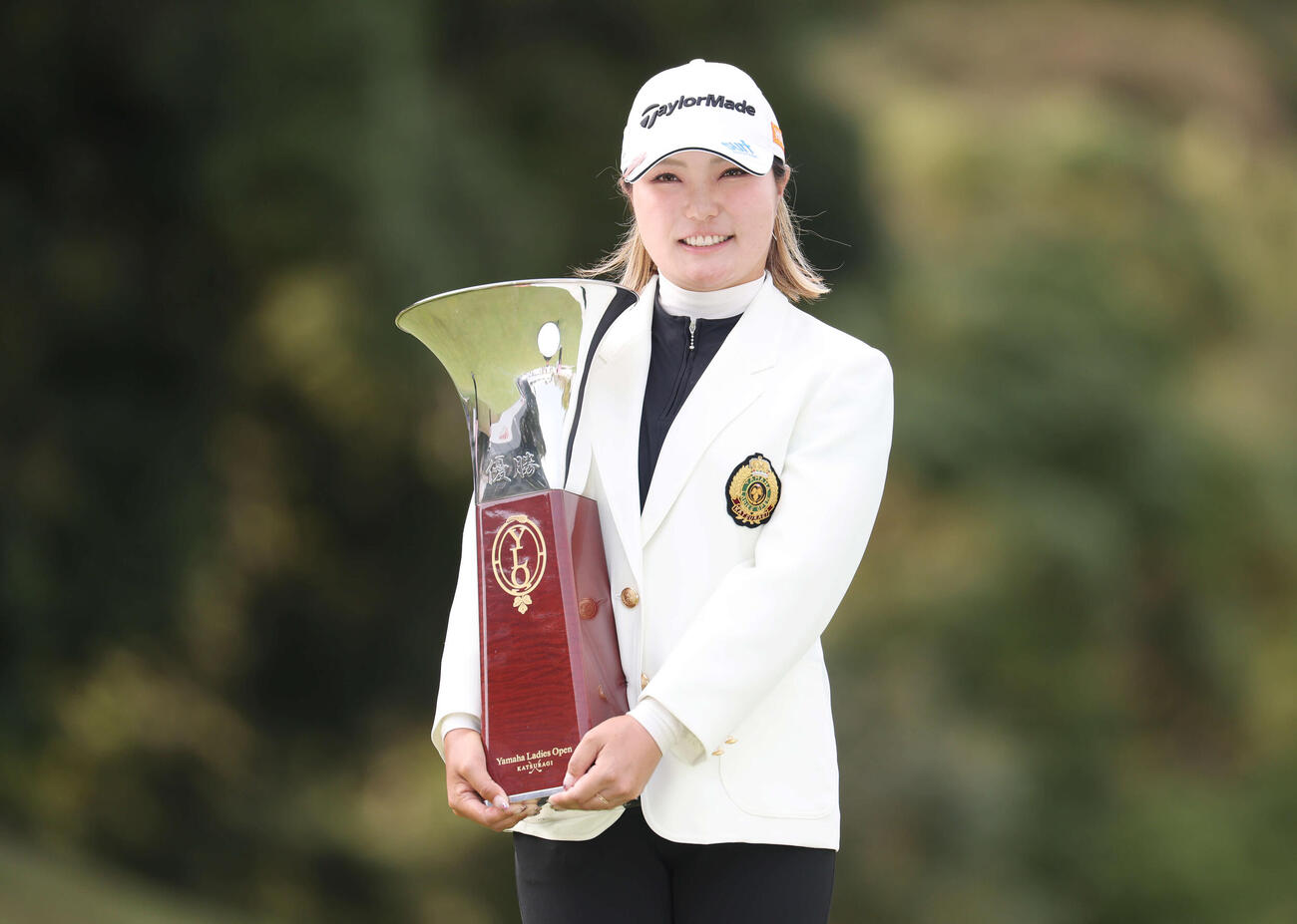 優勝杯を手に笑顔の高橋彩華（撮影・宮地輝）