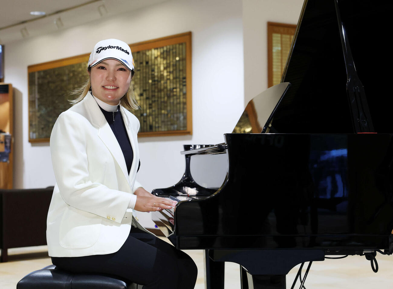 優勝し、副賞のグランドピアノを笑顔で弾く高橋彩華（撮影・宮地輝）