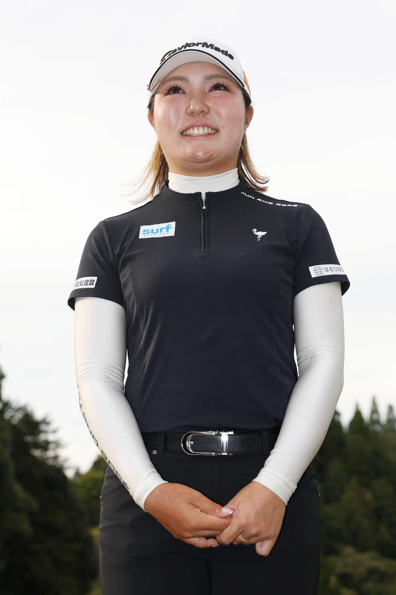 優勝インタビューで笑顔を見せる高橋彩華（撮影・宮地輝）