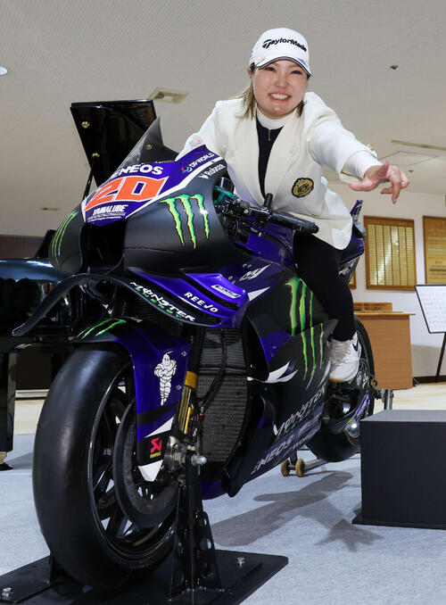 優勝し、MotoGPクアルタラロのバイクに乗る高橋彩華（撮影・宮地輝）