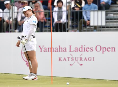 プレーオフ1ホール目、バーディーパットが外れた荒木優奈（撮影・宮地輝）